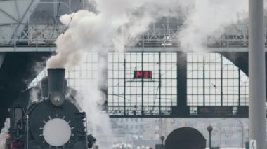 Klasik siyah buhar lokomotifi. Tarihsel tren tarlalardan geçiyor. Araç