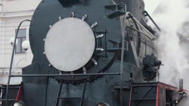 Buharlı lokomotif treni istasyona yaklaşıyor.