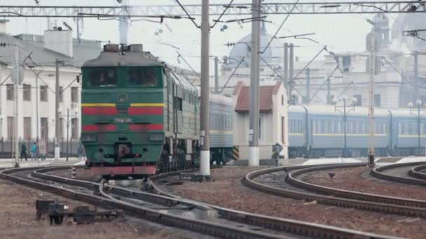 Locomotora ferroviaria. Vista frontal. Un viejo vehículo diesel soviético. Vista frontal del soviet — Vídeo de stock