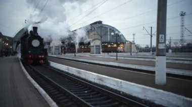 Buharlı lokomotif treni istasyona yaklaşıyor.