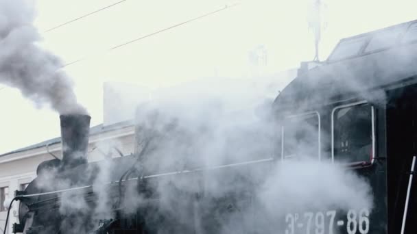 Estación de tren de locomotora de vapor que pasa por el patio de mercancías — Vídeos de Stock