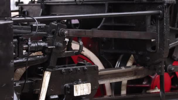 Старі колеса і частини парового двигуна зблизька. Радянський локомотив. — стокове відео