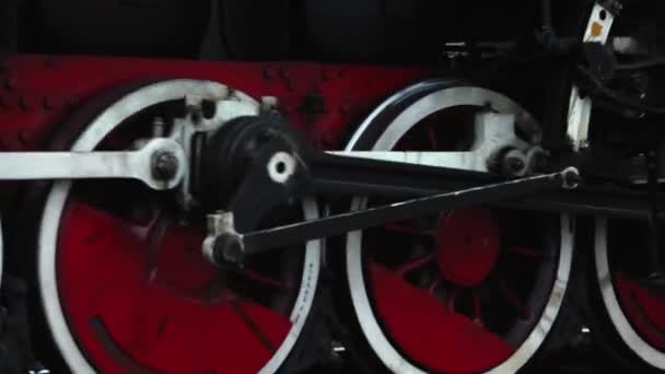 Oude wielen en onderdelen van een stoommachine close-up. Sovjet locomotiefsteunen — Stockvideo