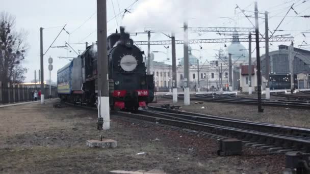 Schwarze Oldtimer-Dampflokomotive. Historischer Zug. Lokomotive fährt ab — Stockvideo