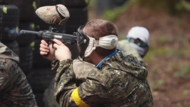 Portrait of cheerful adult people playing paintball on the battlefield. Special — Stock Video