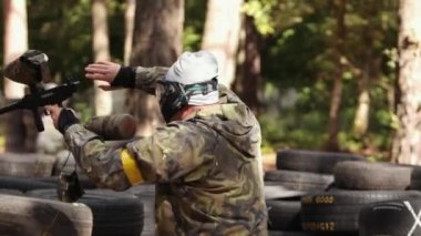 Savaş alanında paintball oynayan neşeli yetişkin insanların portresi. Özel