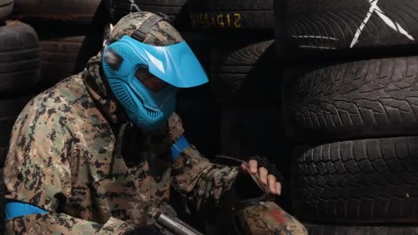 Retrato de pessoas adultas alegres jogando paintball no campo de batalha. Especial — Vídeo de Stock