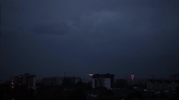 Bliksemschichten flitsen compositie met uitzicht op de nacht stad hemel met wolken. — Stockvideo