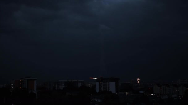 Tormentas eléctricas, rayos sobre la ciudad. Flash golpea en la noche tormentosa cayendo — Vídeo de stock