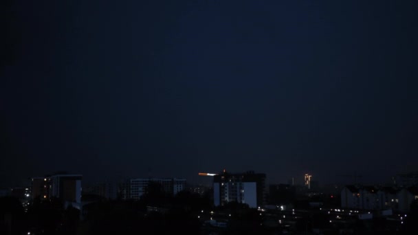 Bliksemstad in licht. Onweersbui stad in het licht. Flash onweer flits — Stockvideo