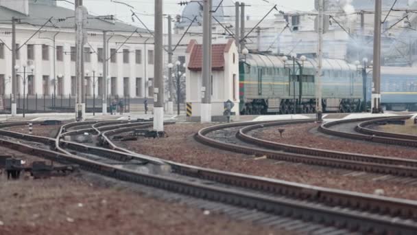 Demiryolu ile hareket eden elektrikli tren. Modası geçmiş tasarım. Sovyet elektrikli treni seyahat ediyor — Stok video