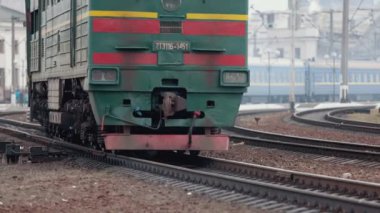 Demiryolu ile hareket eden elektrikli tren. Modası geçmiş tasarım. Sovyet elektrikli treni seyahat ediyor
