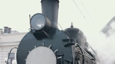 Klasik siyah buhar lokomotifi. Tarihsel tren tarlalardan geçiyor. Araç