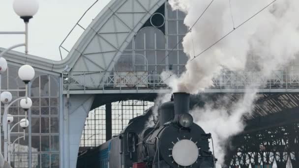 Pociąg lokomotywa parowa zbliża się do stacji przechodzącej przez stocznię towarową — Wideo stockowe