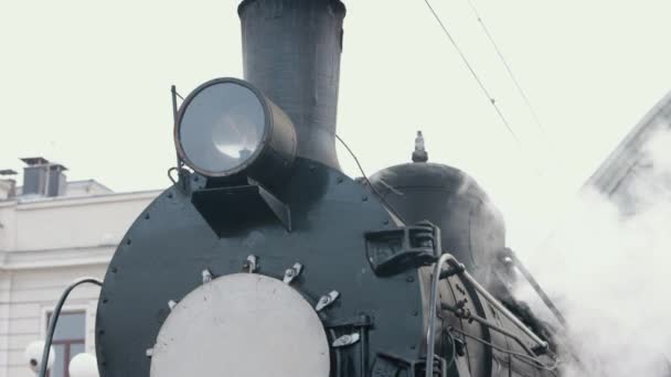 Locomotiva a vapore nera vintage. Il treno storico attraversa i campi. Veicolo — Video Stock
