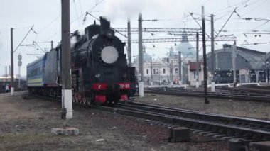 Buharlı lokomotif treni istasyona yaklaşıyor.
