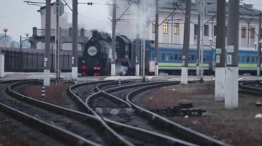 Buharlı lokomotif treni istasyona yaklaşıyor.