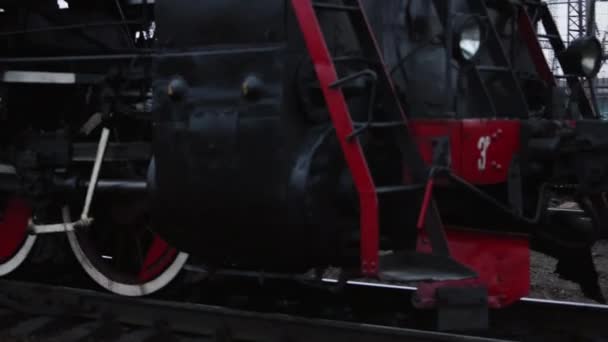 Locomotive rolls along. Grunge old steam diesel wheel and rods. Steam — Stock Video