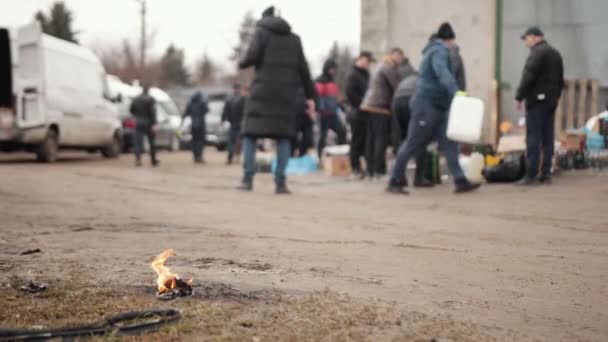 Cóctel molotov en zona pública. Guerra de Rusia contra Ucrania. Miembros de Kiev — Vídeo de stock