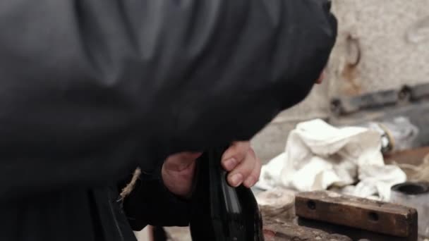 Koktajl Mołotowa w miejscu publicznym. Wojna Rosji z Ukrainą. Członkowie Kijowa — Wideo stockowe