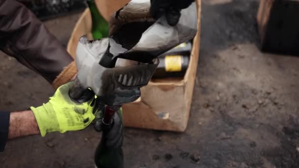몰로토프 칵테일을 만들기 위해 사람 이손으로 깔때기에 기름을 붓는다 — 비디오