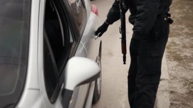 Ukrayna ordusunun Ukrayna yollarındaki kontrol noktası, kum torbaları.