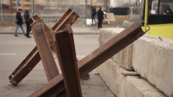 Checkpoint des ukrainischen Militärs auf Straßen ukrainischer Ausrüstung, Sandsäcke — Stockvideo