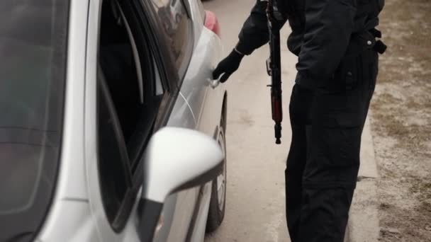 Checkpoint af ukrainsk militær på veje ukrainsk udstyr enhed, sandsække – Stock-video
