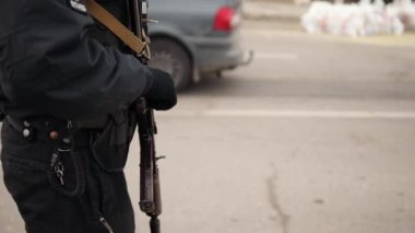 SRU üyeleri nöbet tutsun. Siyah ordudaki adam.