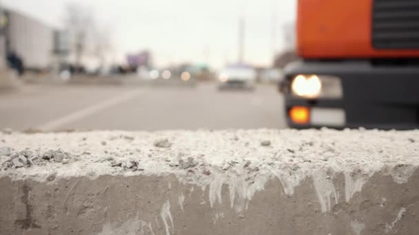 Voorzijde van rode grote auto is per ongeluk beschadigd op de weg naar betonnen blok. Schade — Stockvideo