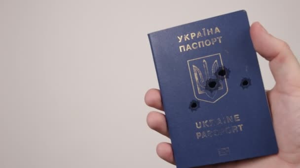 Des trous dans le passeport ukrainien. Concept d'occupation du pays, guerre — Video