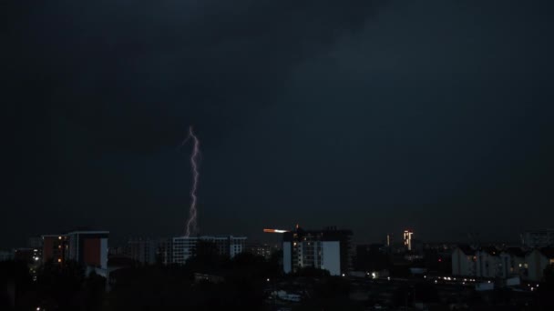 Tormentas eléctricas, rayos sobre la ciudad. Flash golpea en la noche tormentosa cayendo — Vídeo de stock