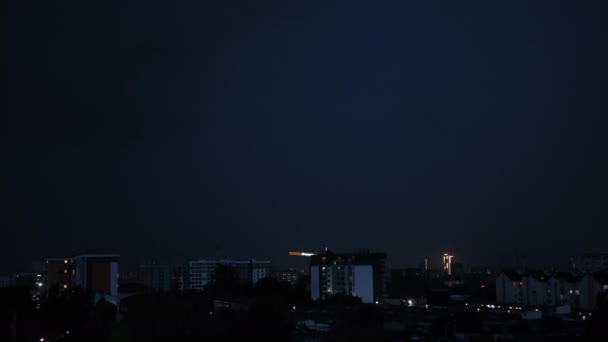 Tormentas eléctricas, rayos sobre la ciudad. Flash golpea en la noche tormentosa cayendo — Vídeos de Stock