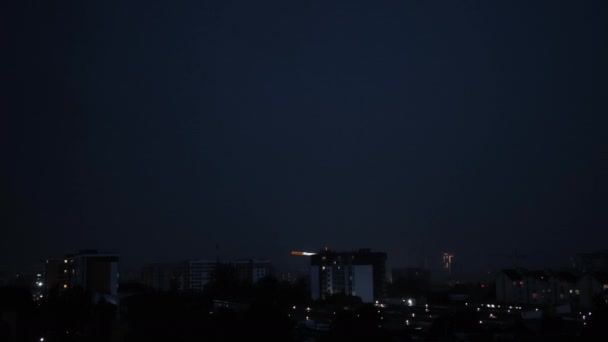 Onweer, bliksem over de stad. Flash stakingen in stormachtige nacht vallen — Stockvideo