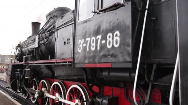 Klasik buharlı tren lokomotifi, lokomotif tekerlekleri. Buhar treni kalkıyor. — Stok video