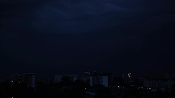 Ciudad relámpago a la luz. Tormenta en la ciudad a la luz. Flash tormenta relámpago — Vídeos de Stock