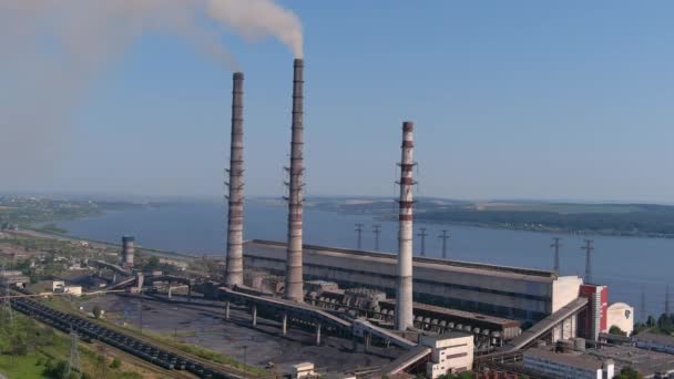 Usina térmica. Grande chp com alta tubulação 3 torres de refrigeração. Vem aí fumo. — Vídeo de Stock