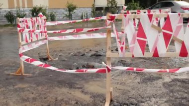 Kaldırımlardaki su boruları sızdırıyor. Şehrin su şebekesinde bir kaza.