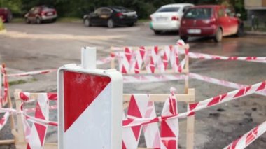 Su baskını, su damlası, endüstriyel su pompasının sızdıran hortumu. Sızıntı