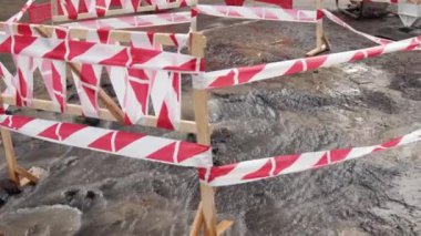 Kaldırımlardaki su boruları sızdırıyor. Şehrin su şebekesinde bir kaza.