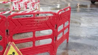 Kaldırımlardaki su boruları sızdırıyor. Şehrin su şebekesinde bir kaza.