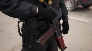 Sokak saldırısı, ordu. Üniformalı asker makineli tüfek ya da saldırı tüfeğiyle.