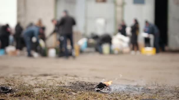 Halka açık alanda molotof kokteyli. Rusya 'nın Ukrayna' ya karşı savaşı. Kyiv 'in üyeleri — Stok video