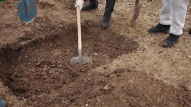 2. Dünya Savaşı 'nın arkeolojik alanı toplu mezar. Çukur kazıyorum. Toprağa gömül..