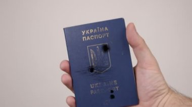 Ukrayna pasaportu mermilerle dolu. Rusya 'da savaş kavramı
