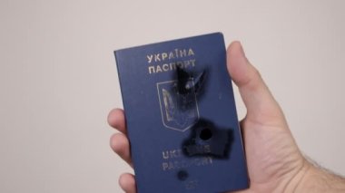 Ukrayna pasaportu mermilerle dolu. Rusya 'da savaş kavramı