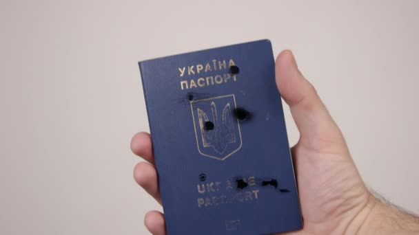 Τρύπες σε σουτ Ουκρανικό διαβατήριο. Έννοια της κατοχής της χώρας, πόλεμος — Αρχείο Βίντεο