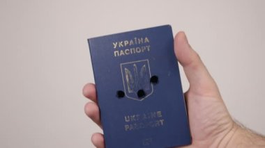 Ukrayna pasaportunda delikler var. Ülkenin işgali kavramı, savaş