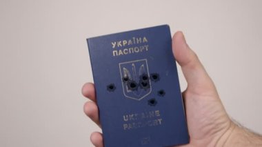 Ukrayna pasaportu mermilerle dolu. Rusya 'da savaş kavramı