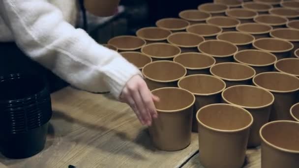 Voluntario. La mano femenina despliega cuencos para verter sopa o gachas para alimentar — Vídeo de stock